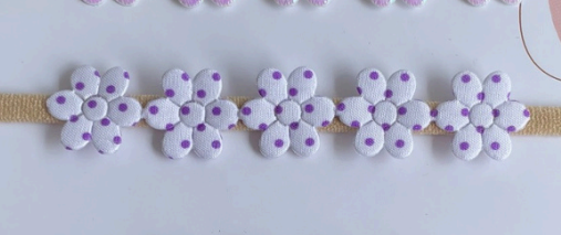 Nairobi flor blaca lunares lilas